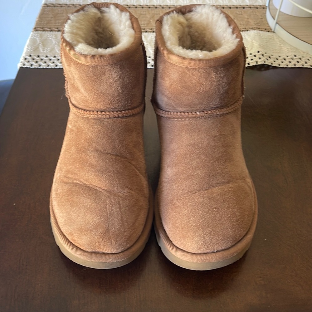 Size 5 chestnut mini Uggs
